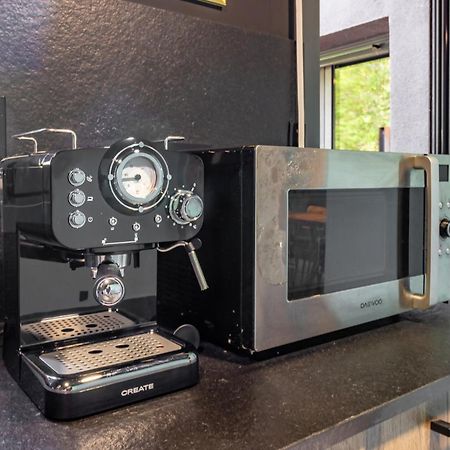 Black House Sorprendente Casa Estilo Industrial Olot Zewnętrze zdjęcie
