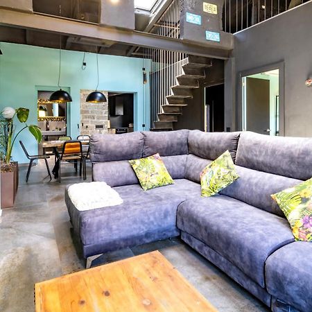 Black House Sorprendente Casa Estilo Industrial Olot Zewnętrze zdjęcie