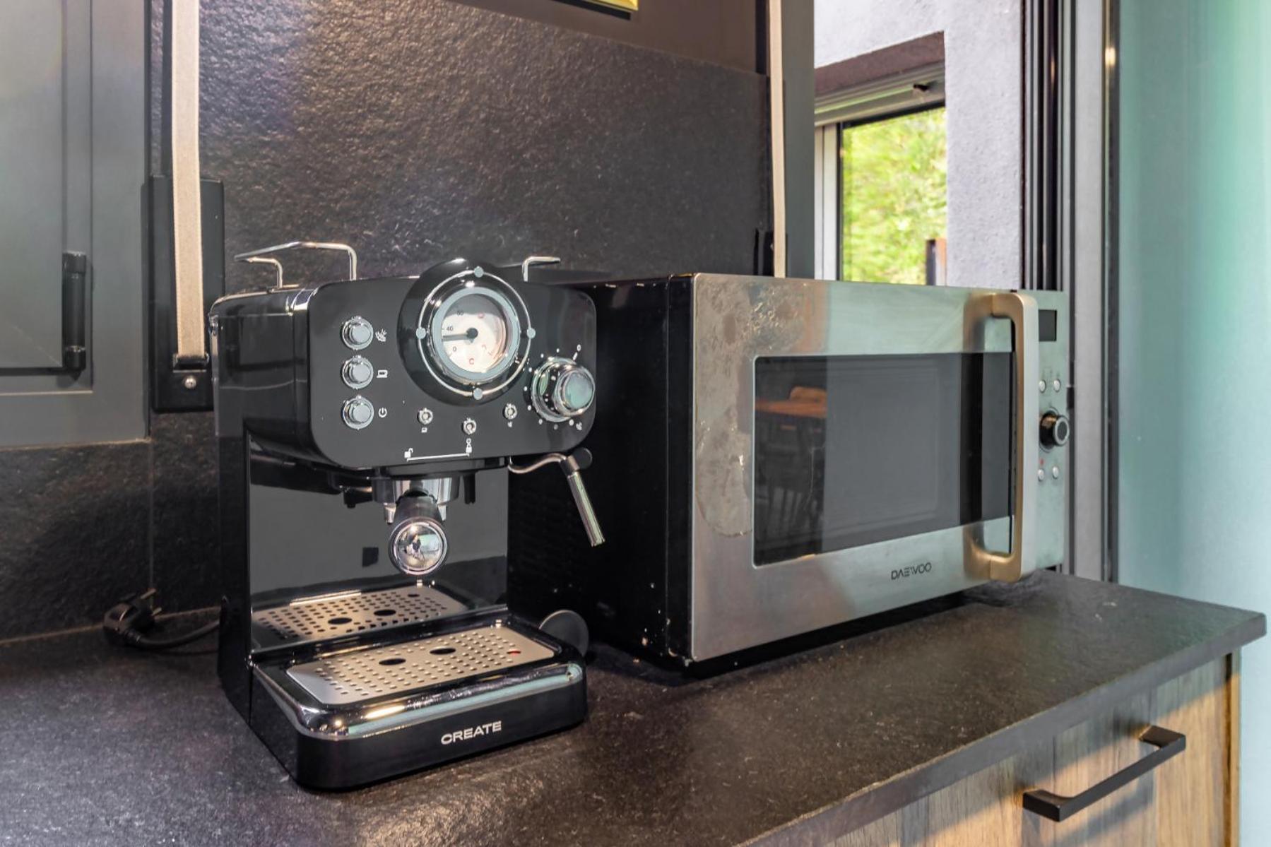Black House Sorprendente Casa Estilo Industrial Olot Zewnętrze zdjęcie