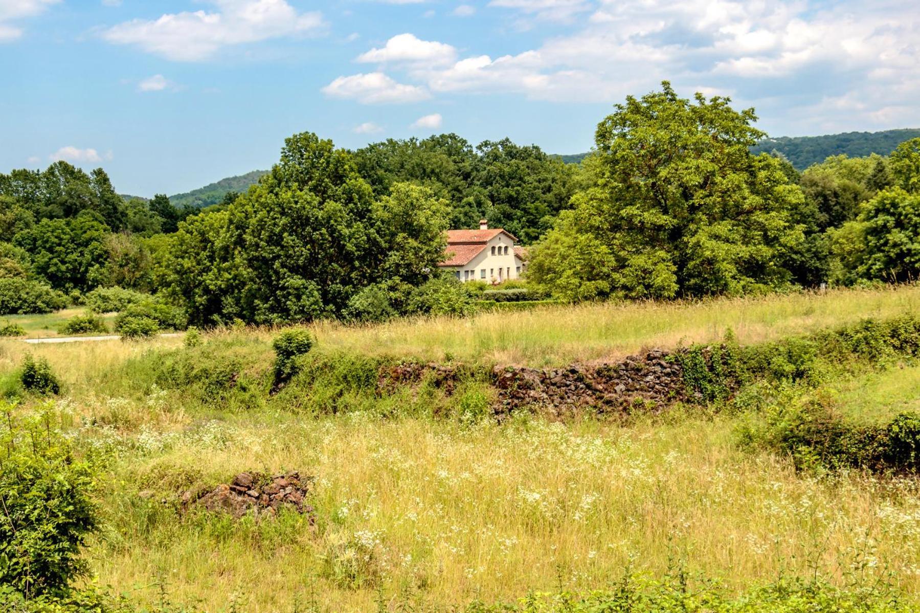 Black House Sorprendente Casa Estilo Industrial Olot Zewnętrze zdjęcie