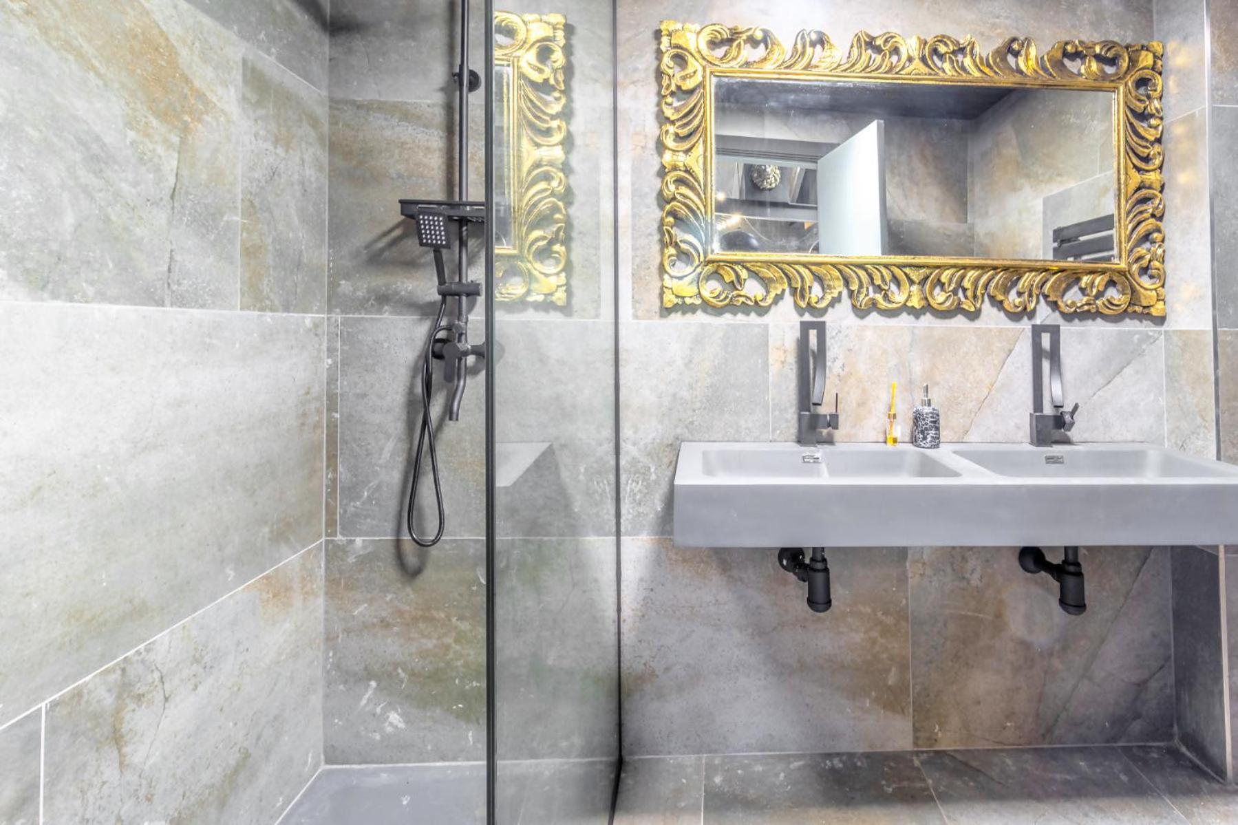 Black House Sorprendente Casa Estilo Industrial Olot Zewnętrze zdjęcie