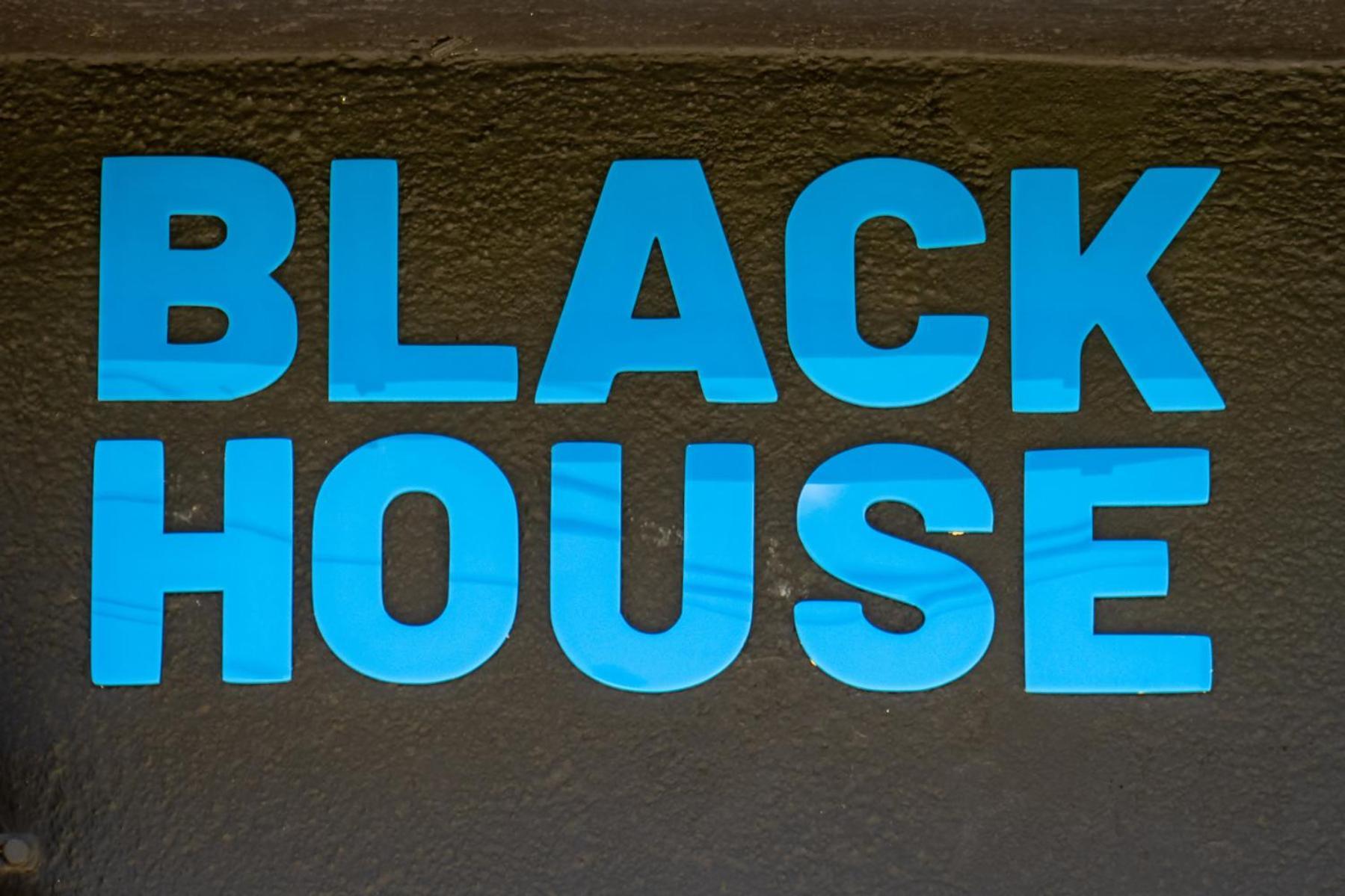 Black House Sorprendente Casa Estilo Industrial Olot Zewnętrze zdjęcie