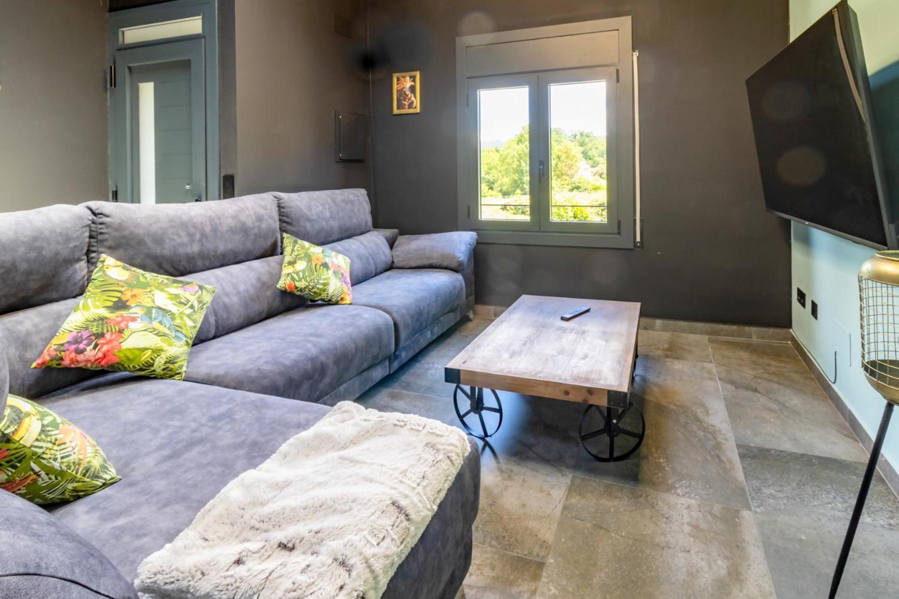 Black House Sorprendente Casa Estilo Industrial Olot Zewnętrze zdjęcie