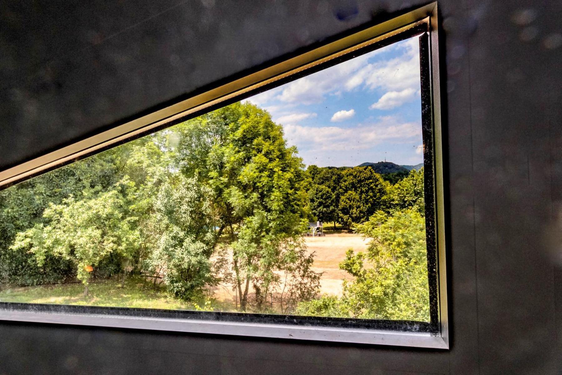 Black House Sorprendente Casa Estilo Industrial Olot Zewnętrze zdjęcie