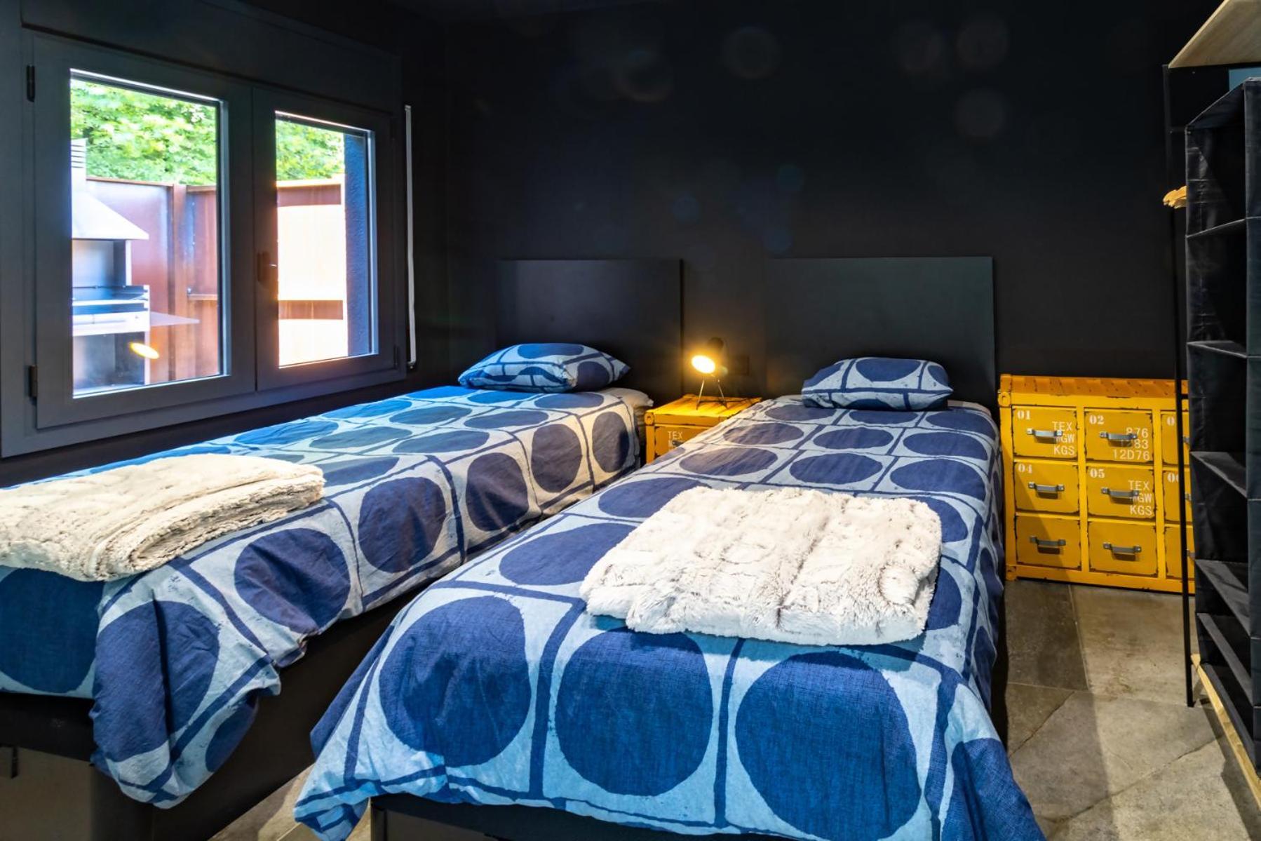 Black House Sorprendente Casa Estilo Industrial Olot Zewnętrze zdjęcie