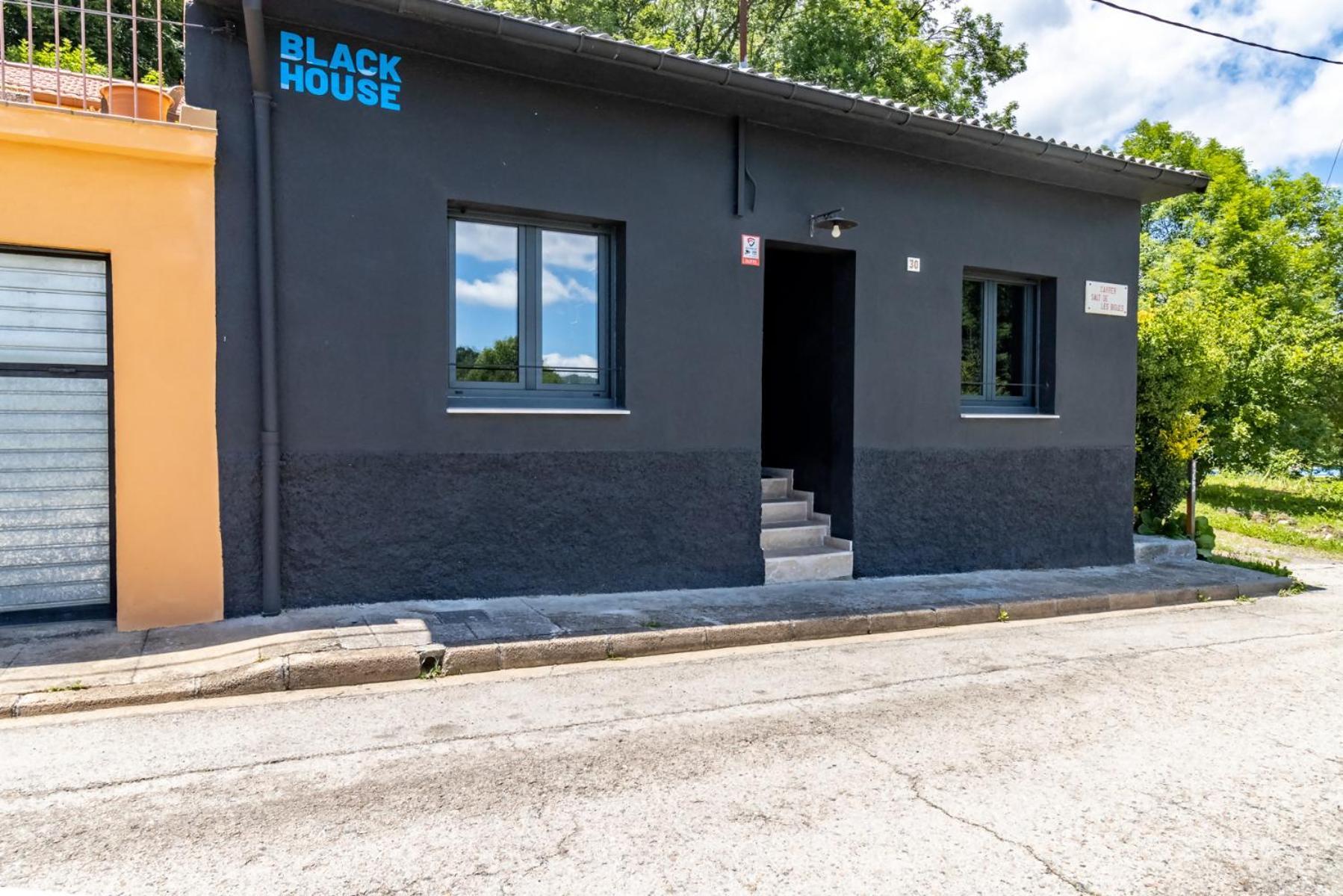 Black House Sorprendente Casa Estilo Industrial Olot Zewnętrze zdjęcie