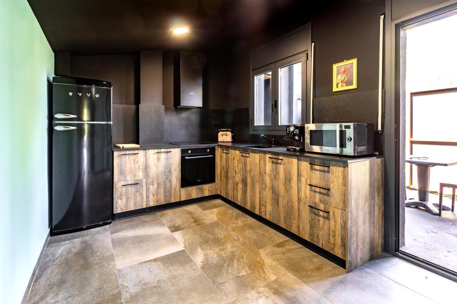 Black House Sorprendente Casa Estilo Industrial Olot Zewnętrze zdjęcie