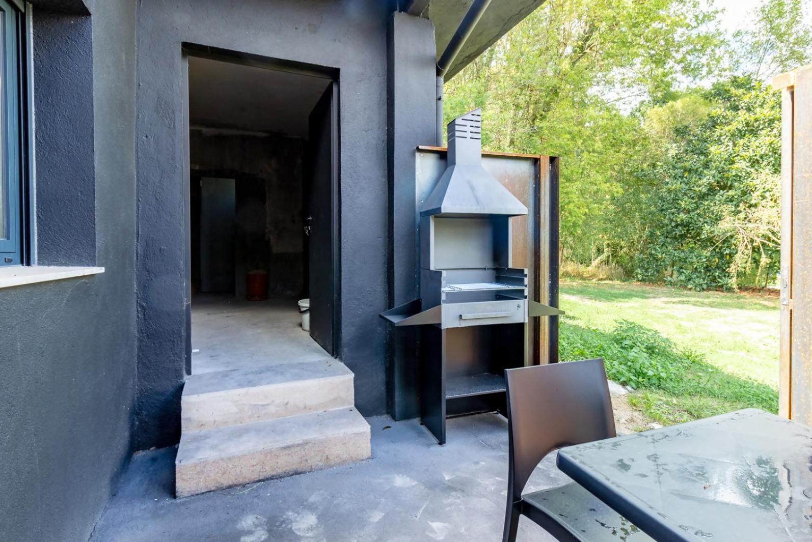 Black House Sorprendente Casa Estilo Industrial Olot Zewnętrze zdjęcie