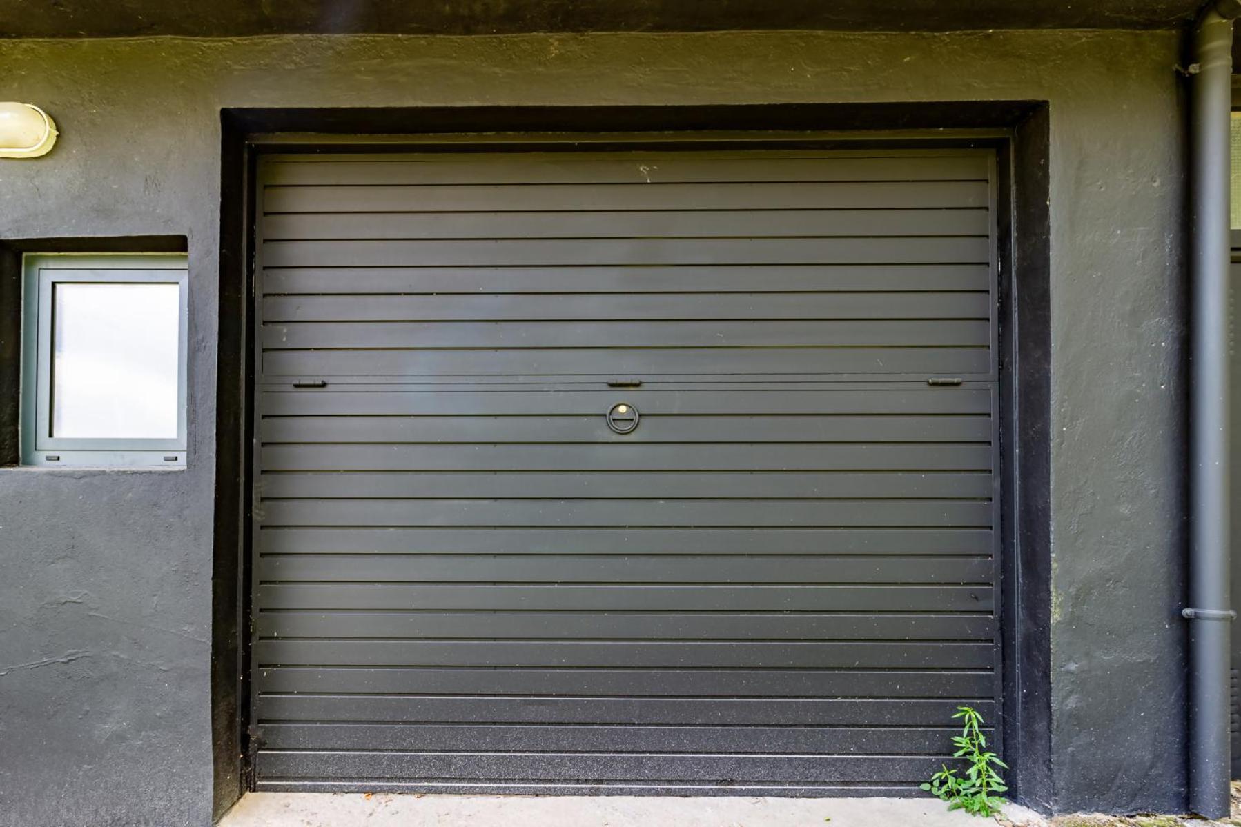 Black House Sorprendente Casa Estilo Industrial Olot Zewnętrze zdjęcie