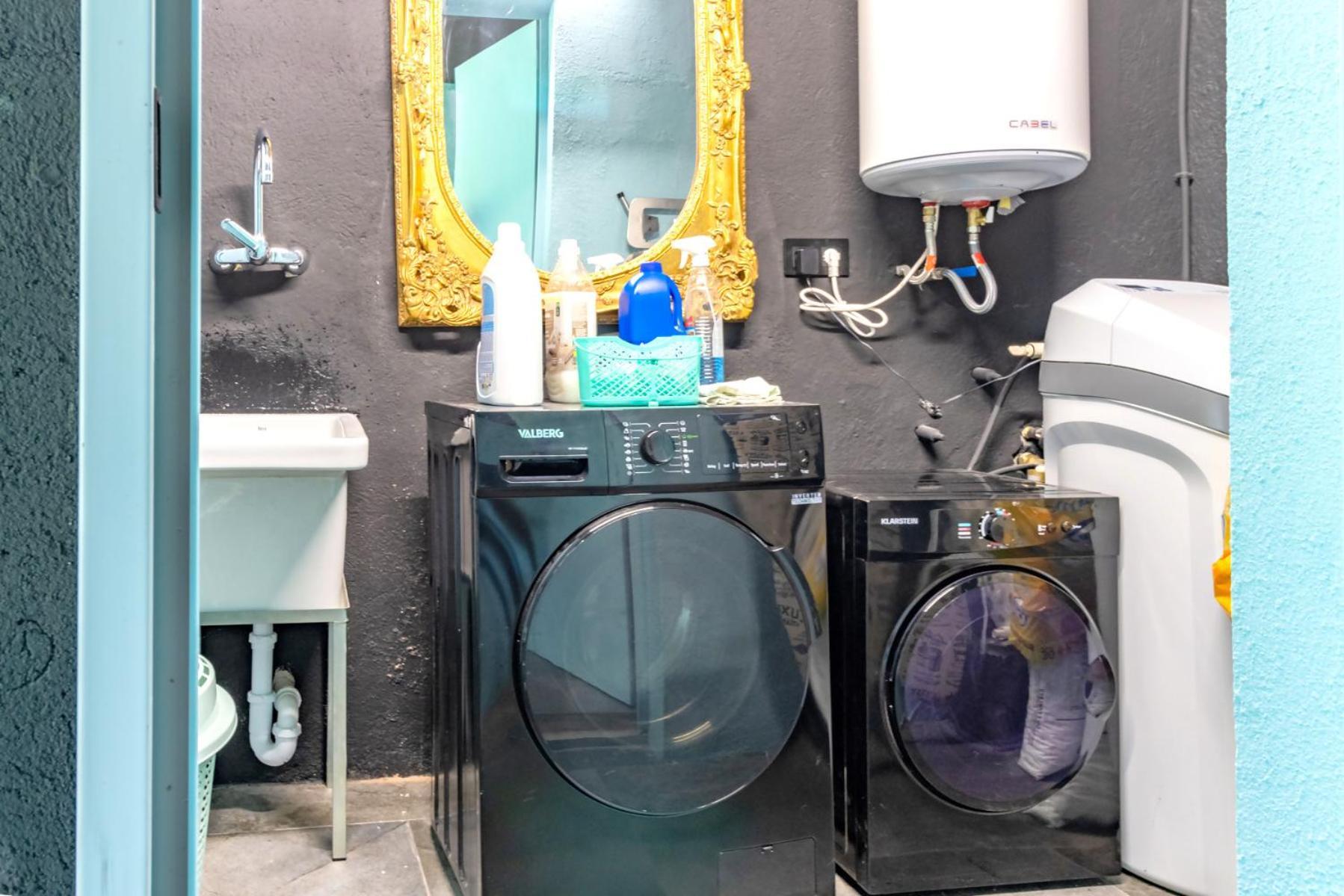 Black House Sorprendente Casa Estilo Industrial Olot Zewnętrze zdjęcie