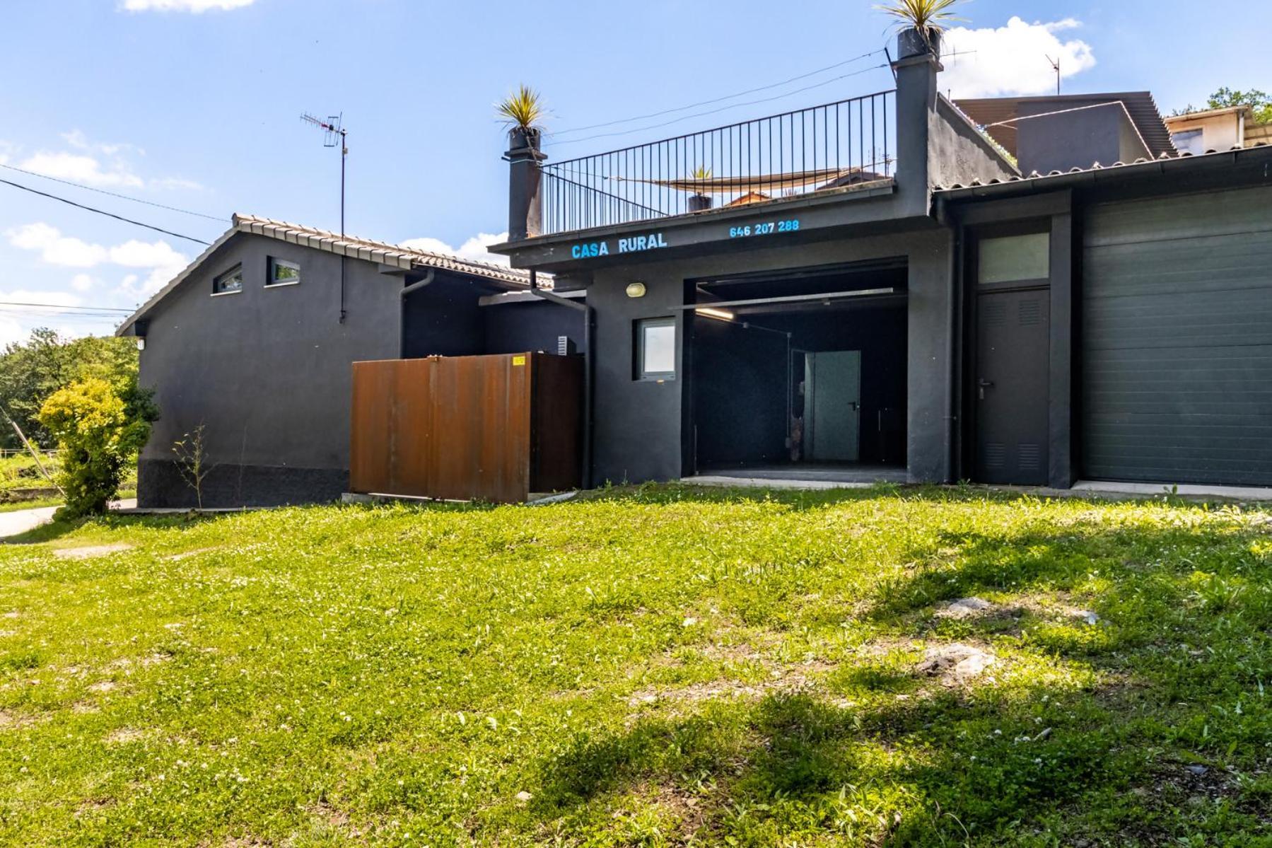 Black House Sorprendente Casa Estilo Industrial Olot Zewnętrze zdjęcie