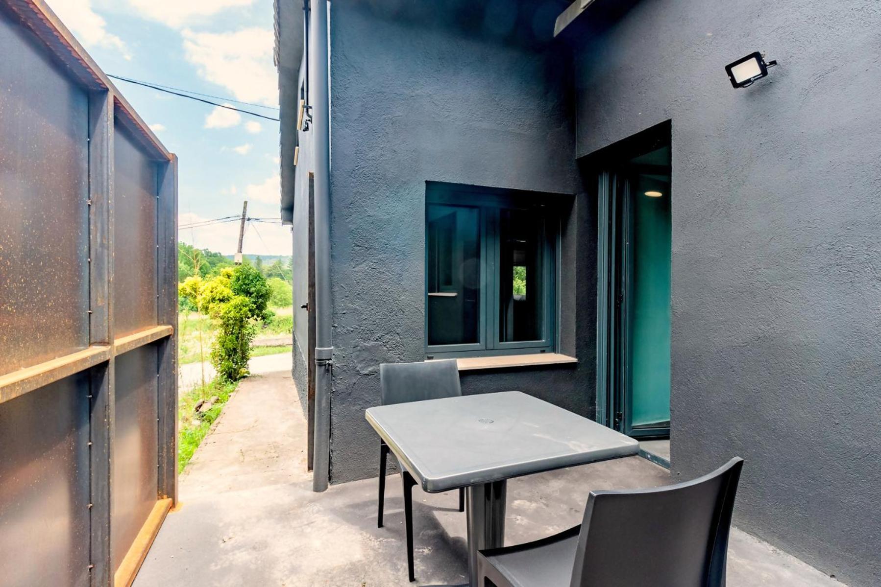 Black House Sorprendente Casa Estilo Industrial Olot Zewnętrze zdjęcie