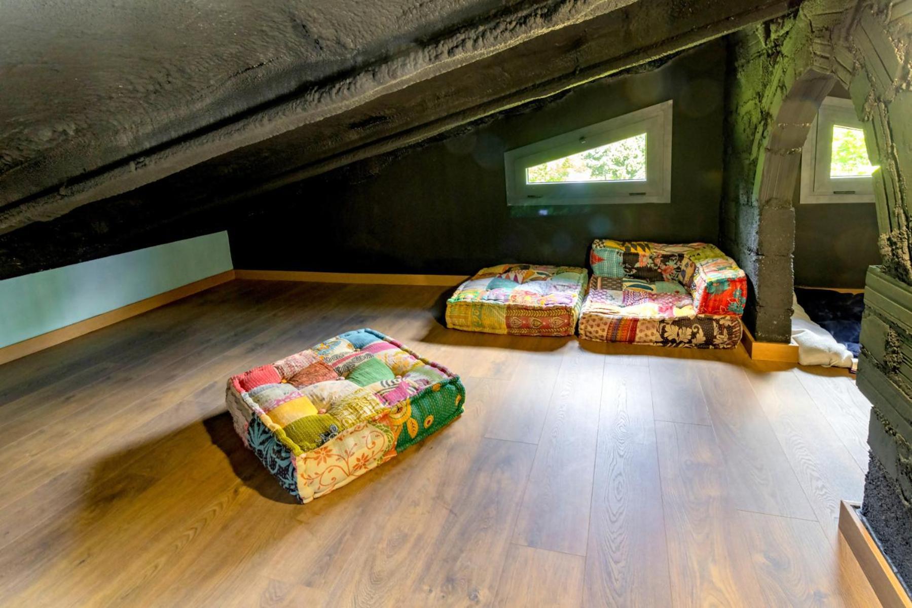 Black House Sorprendente Casa Estilo Industrial Olot Zewnętrze zdjęcie