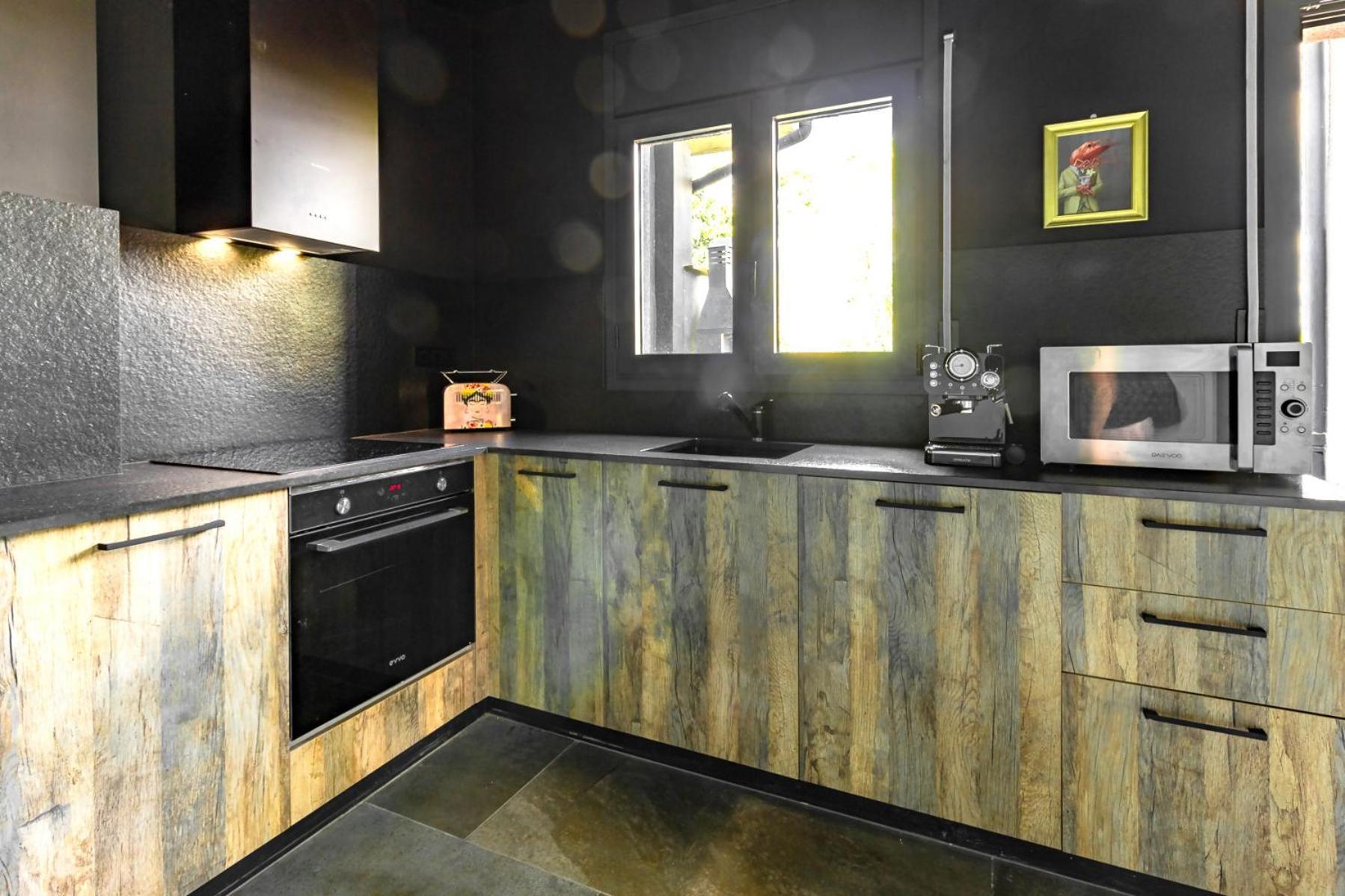 Black House Sorprendente Casa Estilo Industrial Olot Zewnętrze zdjęcie