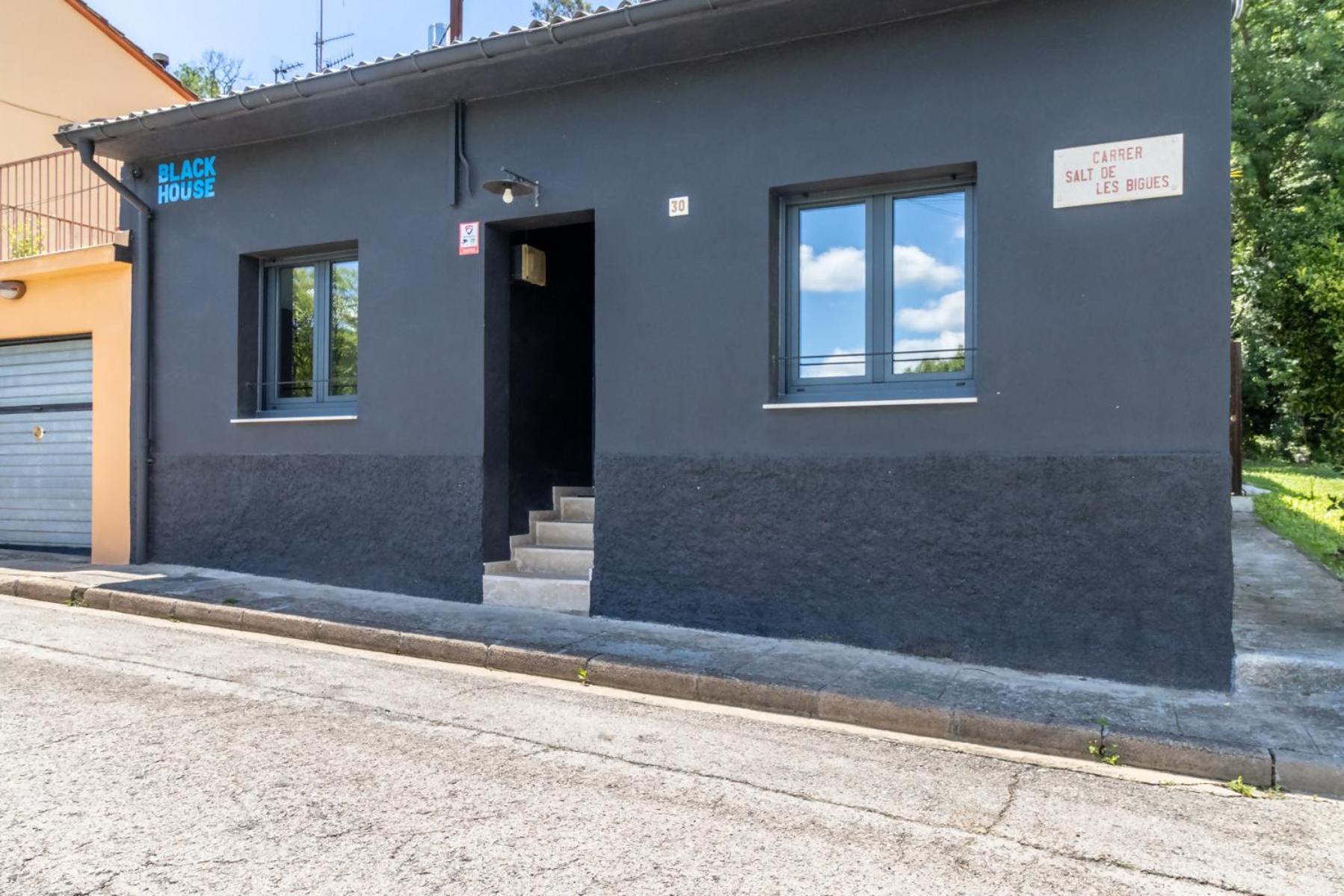 Black House Sorprendente Casa Estilo Industrial Olot Zewnętrze zdjęcie